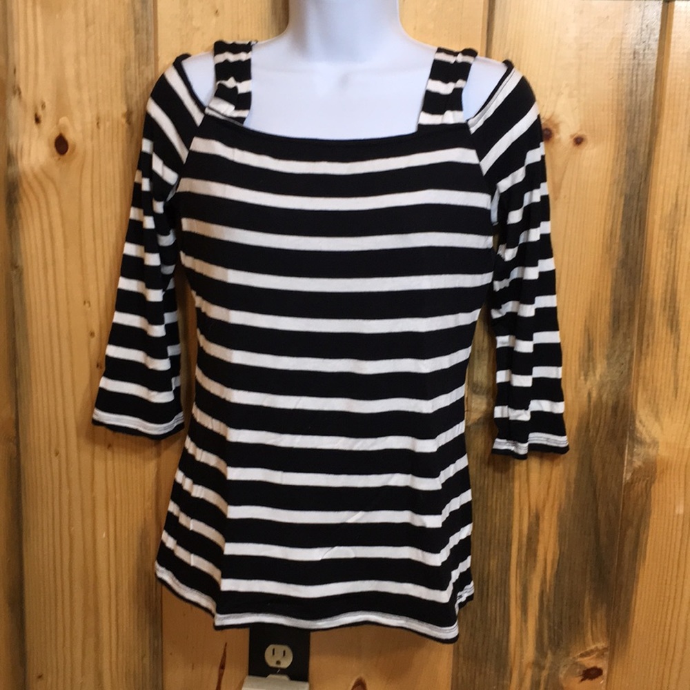 💐2/$20 Alluring INC cold shoulder top.